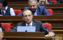 Կեղծված ընտրություններով է ընտրվել նաև վերջին Կաթողիկոսը, ով նույնիսկ դրա իրավունքը չուներ, որը հենց նույն կերպով էլ վերաբերվել է եկեղեցուն և իր հավատավոր համայնքին. Արսեն Թորոսյան