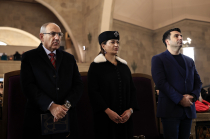 Վարչապետը տիկնոջ հետ ներկա է եղել Սուրբ Ծննդյան պատարագին