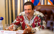 Իրավապահները զննություն են կատարում Գագիկ Ծառուկյանի տանը