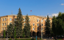 Վանաձորի համայնքապետարանի ավելի քան տասնյակ աշխատակիցներ բերման են ենթարկվել. մանրամասներ