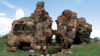 Վանա լճի ջրի մակարդակի նվազման հետևանքով ի հայտ է եկել Արճեշի հայկական «խորտակված եկեղեցին»