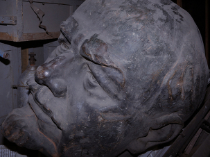 Մագադանում Լենինի արձանի վրա տեղադրել են փշերով սարք թռչուններին վախեցնելու համար