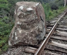 Ժայռաբեկորն անջատվել է ժայռից և ընկել երկաթուղային գծերի վրա