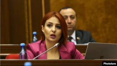 Դուք անհարմար չե՞ք զգում այս նախագիծն այստեղ քննարկելու համար. Անի Սամսոնյանը՝ Սուրեն Գրիգորյանին