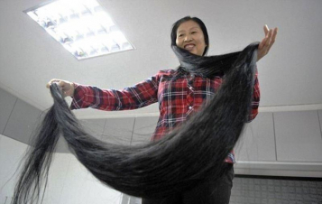 83-ամյա վիետնամուհին «գլխացավից ազատվելու» նպատակով 64 տարի չի կտրել վարսերը (լուսանկարներ)