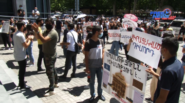 Բուհ չընդունված դիմորդները պահանջում են Արայիկ Հարությունյանի հրաժարականը