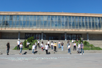 «Ներառականությունը մտածելակերպ է» խորագրով  ֆլեշմոբ  Գյումրու  թատերական հրապարակում  