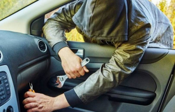 68-ամյա տղամարդն առևանգել է ավտոմեքենան, հետո բախվել ճամփեզրի բետոնե սյուներին