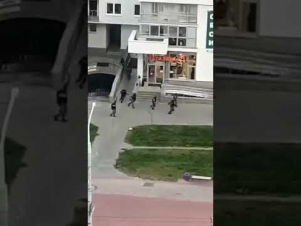 Բելառուսում ՕՄՕՆ-ը կրակ է բացել բնակելի շենքի պատուհանների վրա (տեսանյութ)