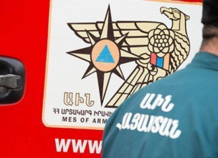 Փրկարարներն անգիտակից վիճակում գտնվող քաղաքացուն պատգարակով իջեցրել են անտառից եւ մոտեցրել շտապօգնության ավտոմեքենային