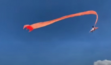 Հսկայական օդային օձը երեխա է քշել տարել