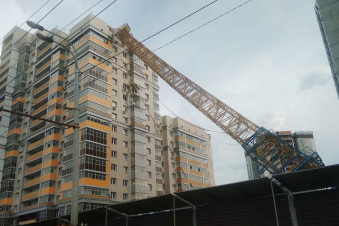 Շինարարական վերամբարձ կռունկն ընկել է Բաքվի կենտրոնում գտնվող բնակելի շենքի վրա