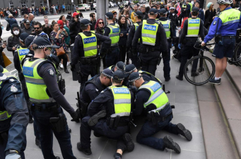 Ավստրալիայի Մելբուռն քաղաքում կառավարության հակակորոնավիրուսային սահմանափակումների դեմ բողոքող տասնյակ ցուցարարներ են ձերբակալվել. BBC