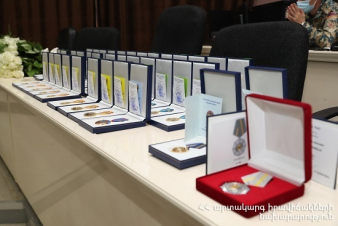 Նախարար Ցոլակյանը մեդալներ է հանձնել մի շարք աշխատակիցների. տեսանյութ