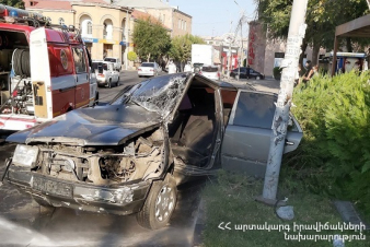 Մեքենան դուրս է եկել ավտոճանապարհի երթևեկելի հատվածից և բախվել երկաթյա սյանը