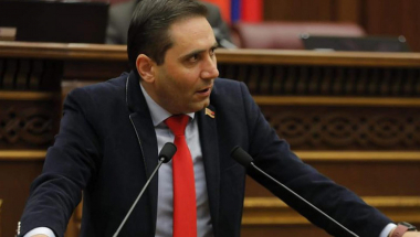 Դա անհեթեթություն է․ Արման Աբովյանը՝ Ծառուկյանի գրել չիմանալու մասին վարչապետի հայտարարությանը