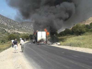 Երևան–Մեղրի ճանապարհին բեռնատար է այրվում․ ճանապարհը երկկողմանի փակ է 