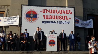 Խաչիկ Ասրյանին հենց բեմի վրա տուգանեցին. լուսանկարներ հանրահավաքից