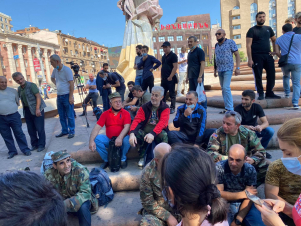 Կամավորները սպասում են ՊՆ-ի ցուցումներին. լուսանկարներ. տեսանյութ