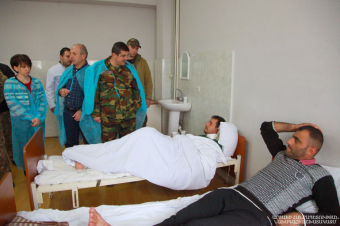 Արցախի  նախագահը տիկնոջ հետ այցելել է ՊԲ զինվորական հոսպիտալ