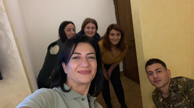 Երեք փխրուն աղջիկները. Աննա Հակոբյանը լուսանկար է հրապարակել Ստեփանակերտից