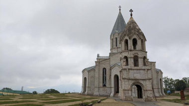 Զինվորները աղոթում են տաճարում նախքան առաջնագիծ մեկնելը. Ալեքսանդր Կոտս