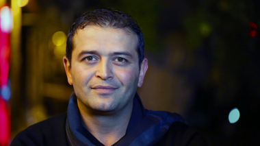 Արցախում երգիչ Արսեն Սաֆարյանը զինակից ընկերների համար կարտոֆիլ է մաքրում (լուսանկար)