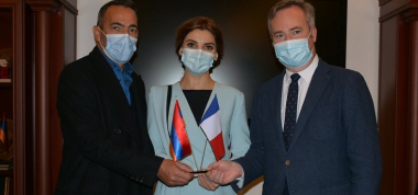 Ֆրանսիական պատվիրակությունը Էջմիածնի քաղաքապետարանին է փոխանցել հիգիենայի պարագաների շուրջ 1000 փաթեթ