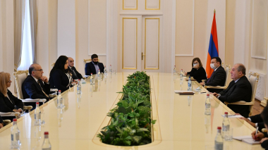 Պետք է դառն իրականությունն ընդունելու խիզախություն ունենանք, գնահատական տանք մեր սխալներին ու առաջ շարժվենք. Նախագահ Արմեն Սարգսյանն ընդունել է «Այլընտրանք» հետազոտական կենտրոնի ներկայացուցիչներին