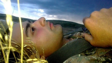 Ամեն տեղ սպիտակ է ու հանգիստ, միայն երբեմն նշմարվում են ձյան տակից հազիվ երևացող սև բծեր, երևի նոր կյանք է հյուր գալու այս կորսված ամանորի գիշերը. Անի Ենգիբարյան