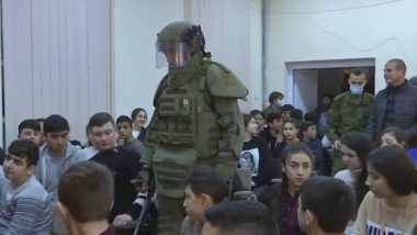 Ռուս խաղաղապահները Ստեփանակերտի դպրոցներից մեկի աշակերտների հետ անվտանգության միջոցառումներ են անցկացրել