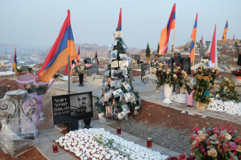 ՀՀ նախագահի անունից ծաղկեպսակ նահատակված հերոսների հիշատակին