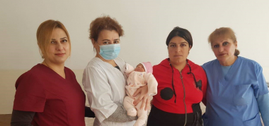 Ծնվել է շուշեցի կամավորականի դուստրը՝ Վալերիան. հայրը՝ Վալերին, զոհվել է Ֆիզուլիում