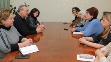 8000 ընտանիք կացարանի կարիք ունի. Արցախի ԱԺ նախագահն ընդունել է «Մայրություն» ՀԿ-ի մի խումբ ակտիվիստների