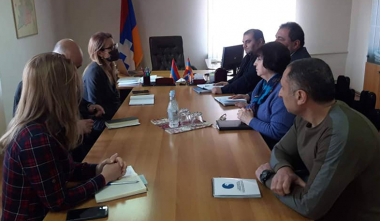 Մանե Թանդիլյանը և նախարարության մի խումբ աշխատակիցներ հանդիպում են ունեցել «Զինծառայողների ապահովագրության հիմնադրամի» տնօրենի հետ