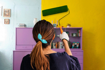 Աղջիկը վրեժ է լուծել դավաճանության համար՝ տղայի բնակարանը փայլերով ներկելով