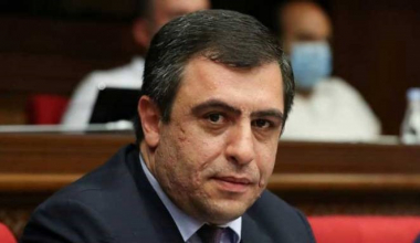 Շնորհավո՛ր տոնդ, Հայո ՛ց բանակ. հաղթահարելու​ ենք​ նաև​ այս​ դժվարին​ օրերը​ ու​ մեր​ հաղթական​ դրոշը​ նորից​ ենք​ ծածանելու​ հայոց​ կապույտ​ երկնակամարում, բա՛րձր, շա՛տ բարձր