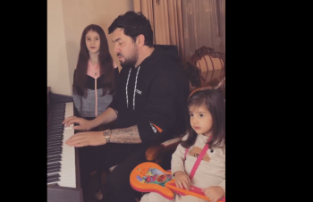 Սարոն երգում է դուստրերի հետ (տեսանյութ)