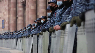 Քաղաքացիները փորձում էին խոչընդոտել Փաշինյանի մուտքը կառավարության 3-րդ մասնաշենք. նա խորհրդակցություն է անցկացնում ՇՄ նախարարությունում