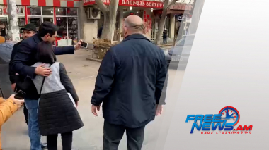 Քաղաքացիները լուսանկարվում են Ալեն Սիմոնյանի հետ