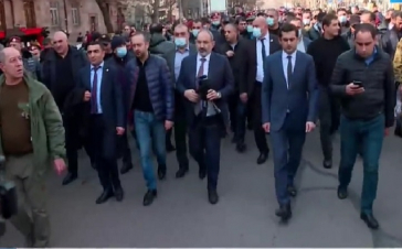 Արարատ Միրզոյանը հանրահավաքին հետևում էր կառավարության շենքից․Լուսանկար