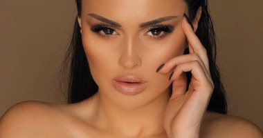 Կոտրել են Եվա Բաղդասարյանի մեքենայի ապակին