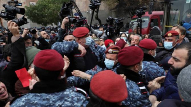 Վարչապետի հրաժարականը պահանջող ցուցարարները մուտք են գործել կառավարության 3-րդ մասնաշենք