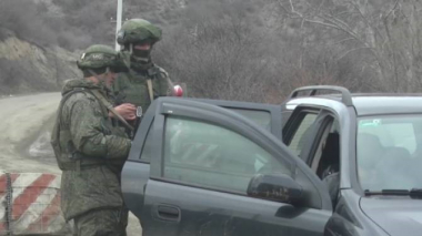 Մարտի 8-ին ընդառաջ ռուս զինծառայողները ծաղիկներ են նվիրել արցախցի կանանց