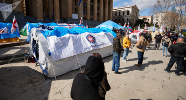 Վրացի բժիշկները միացել են Թբիլիսիի կենտրոնում տեղի ունեցող ընդդիմության բողոքի ակցիաներին