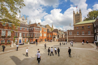 2 ամիս հեռավար ձևաչափով սովորելուց հետո անգլիացի երեխաներն այսօր վերադարձել են դպրոց