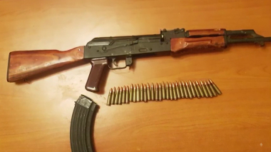 Մի խումբ անձինք ոստիկանության բաժիններում ապօրինի զենք-զինամթերք են հանձնել