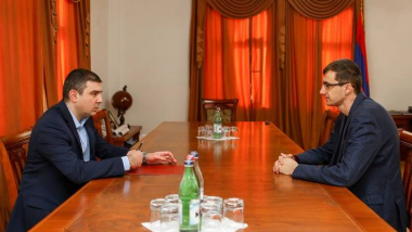 Արցախի պետնախարարը Մեսրոպ Առաքելյանի հետ քննարկել է պատերազմի հետևանքով առաջացած սոցիալական խնդիրները
