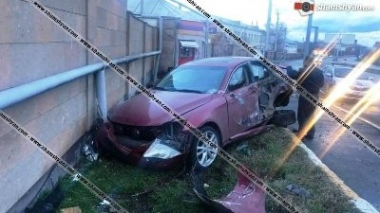 Կասկադյորական վթար Երեւանում․ Lexus-ով բախվել է Ոստիկանության զորքերի զորամասի պատին․ վարորդին հասցրել են հիվանդանոց