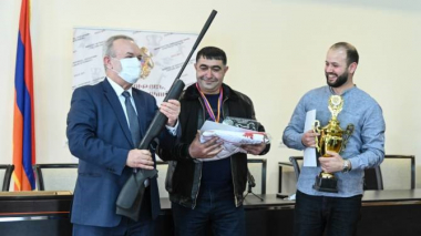 ԿԳՄՍ նախարարը պետական մարմինների աշխատողներին պարգևատրեց հրաձգության մրցույթի արդյունքների համար